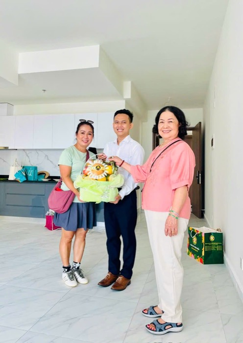 Sơn Nguyễn trao quà cho khách ngày nhận nhà