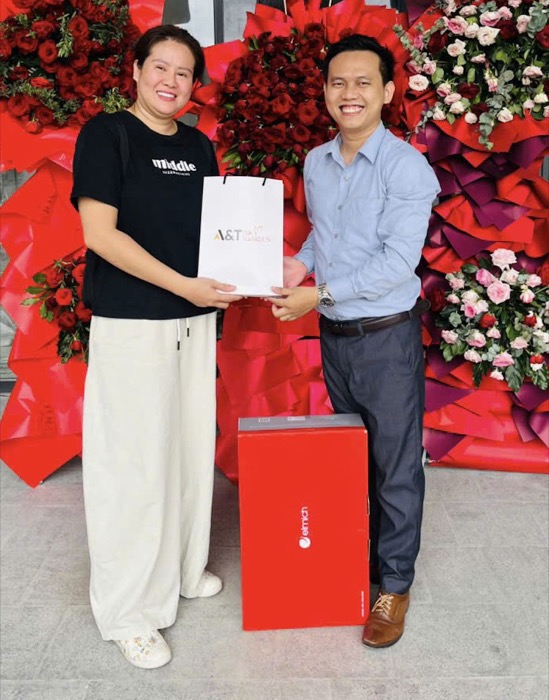 Sơn Nguyễn tặng quà khách ngày nhận nhà